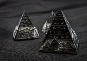 Małe pamiątkowe piramidy